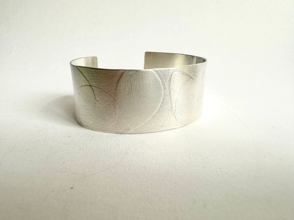 Side view of oval leaf textured cuff - www.wyckoffsmith.com