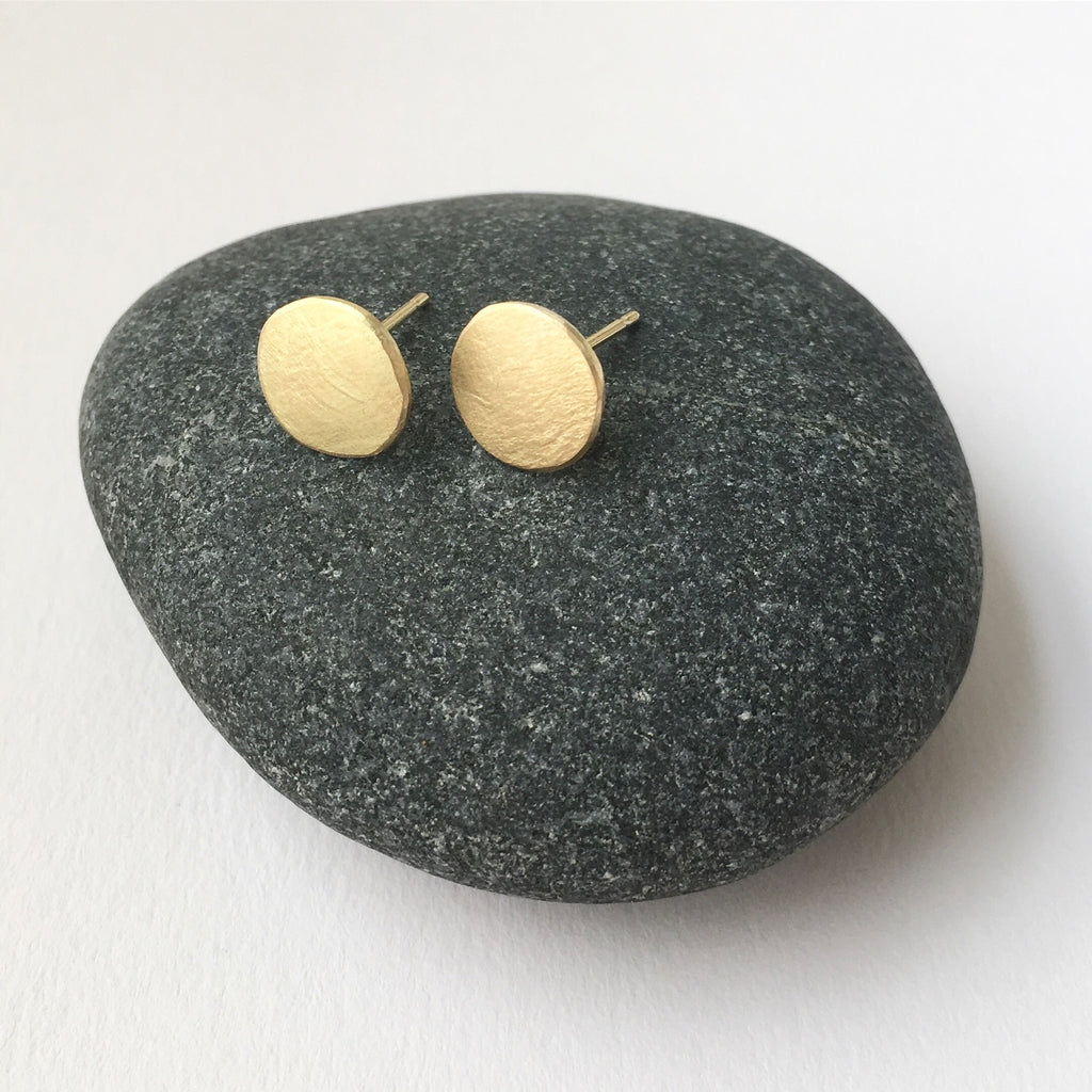 18 ct gold textured circle stud earrings