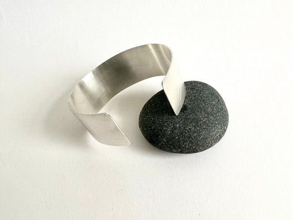 Reverse view of silver spindle leaf cuff - www.wyckoffsmith.com