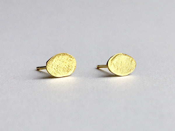 Wavy textured 18 ct gold stud by Wyckoff Smith Jewellery