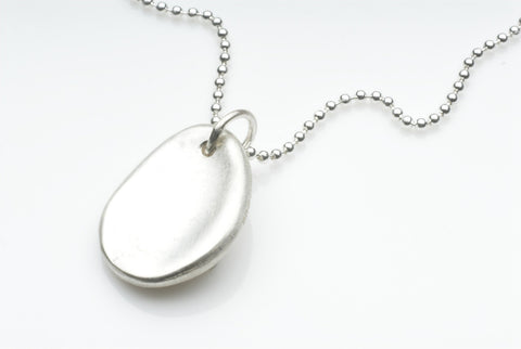 Silver anti anxiety jewelry. Organic shape silver pendant fiddle jewellery.