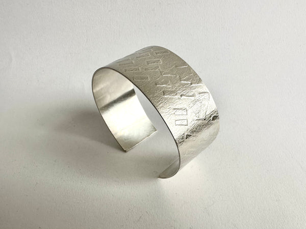 view from above of the silver Dash textured 1" wide cuff - www.wyckoffsmith.com