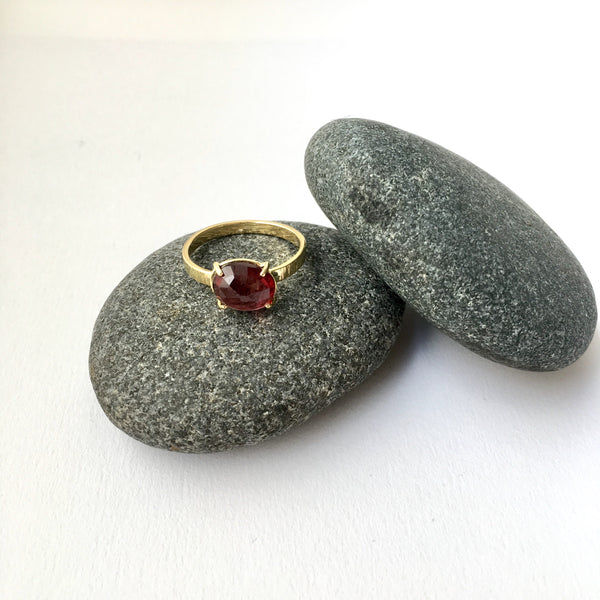 Wyckoff Smith Jewellery - rose cut garnet ring set in 18 ct gold on grey pebbles