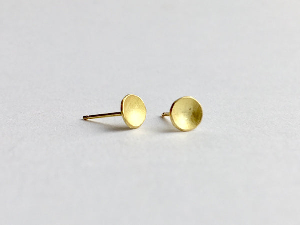 Small domed 18 ct gold stud earrings by Michele Wyckoff Smith (UK)