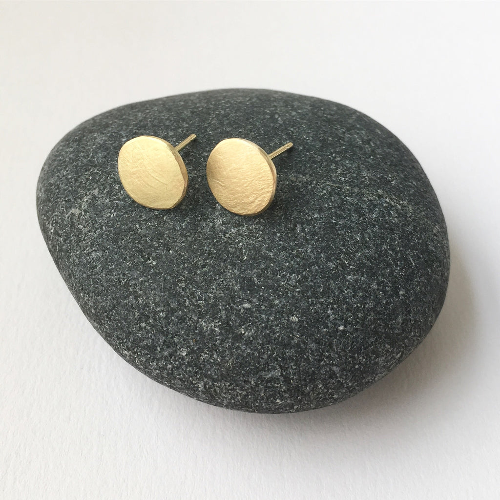 18 ct gold textured circle stud earrings 