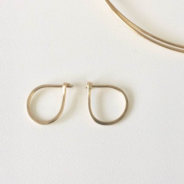 Two hand forged 18 ct gold hoop earrings (small size) - Wyckoff Smith Jewellery